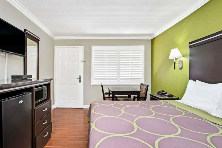 Bedroom 2, Elev8 Hotel Los Angeles LAX, Los Angeles