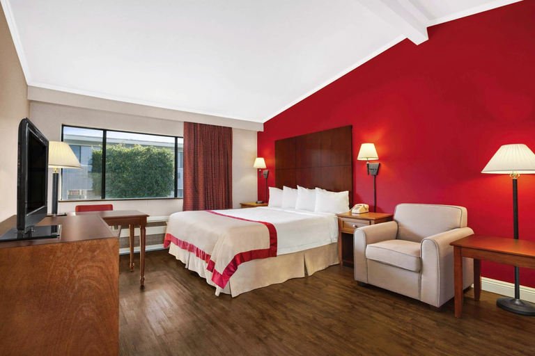 Bedroom 2, Ramada by Wyndham Torrance, Los Angeles