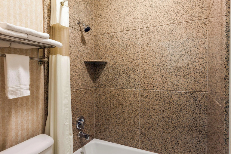 Bathroom 3, Howard Johnson Hotel & Suites by Wyndham Pico Rivera, Los Angeles
