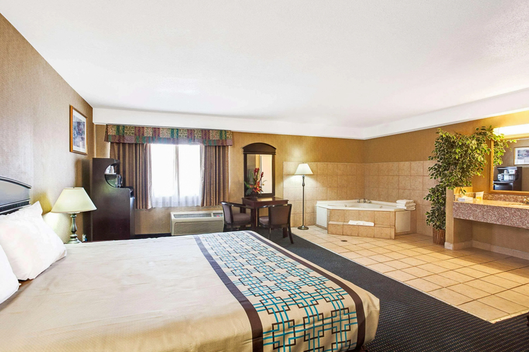 Bedroom 2, Days Inn & Suites by Wyndham Artesia, Los Angeles