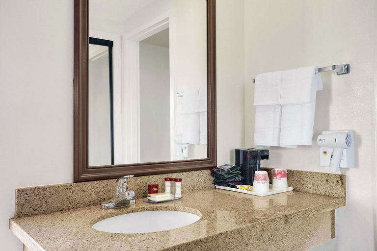 Bathroom 3, Ramada by Wyndham Torrance, Los Angeles
