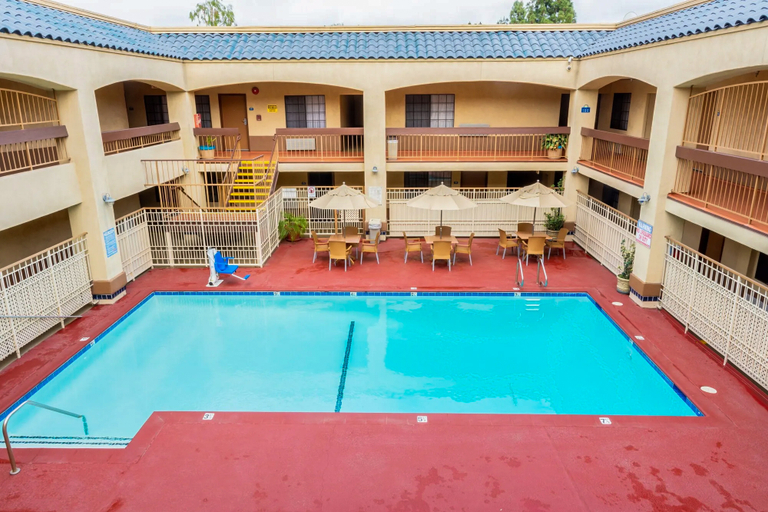 Sport & Beauty 4, Days Inn & Suites by Wyndham Artesia, Los Angeles