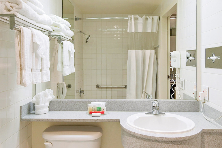 Bathroom 3, Ramada Plaza by Wyndham West Hollywood Hotel & Suites, Los Angeles