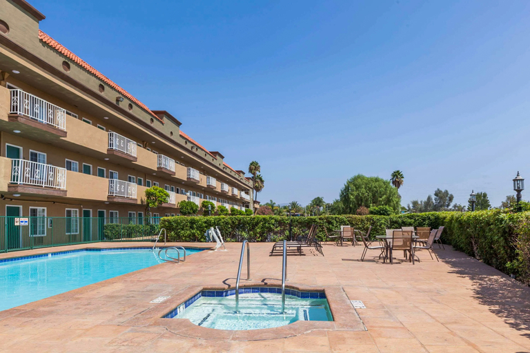Sport & Beauty 4, Travelodge by Wyndham Sylmar CA, Los Angeles