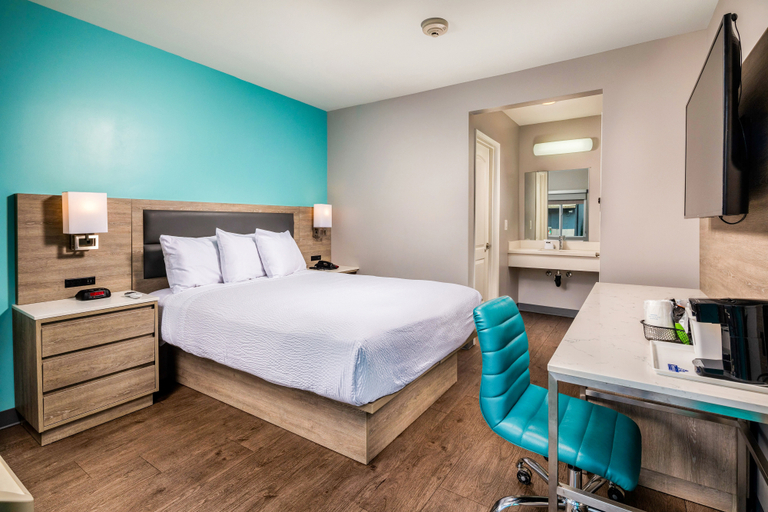 Bedroom 4, Travelodge by Wyndham LAX, Los Angeles