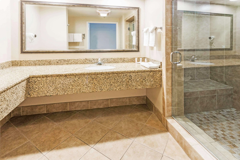 Bathroom 3, Howard Johnson by Wyndham Pasadena, Los Angeles