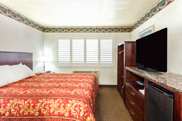 Bedroom 2, Travelodge by Wyndham Long Beach Convention Center, Los Angeles