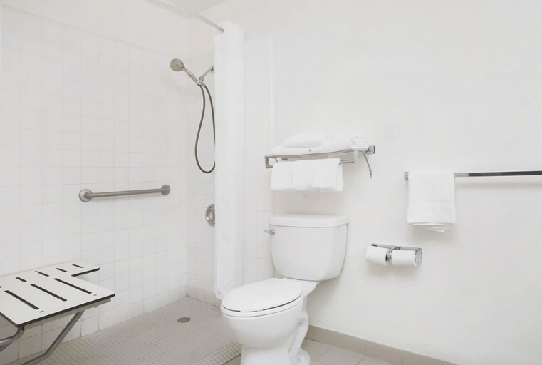 Bathroom 3, Howard Johnson by Wyndham Torrance, Los Angeles