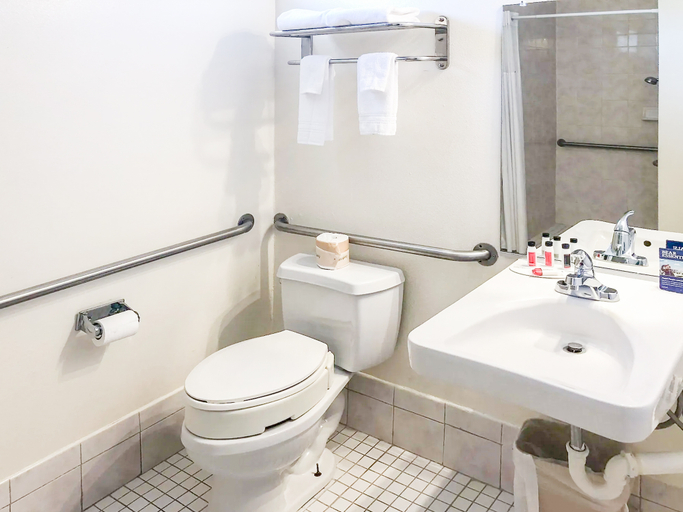 Bathroom 3, Travelodge by Wyndham Pasadena Central, Los Angeles