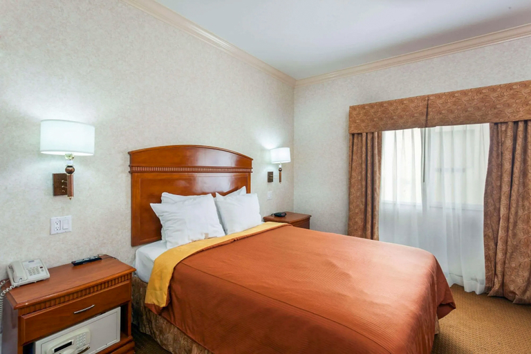 Bedroom 2, Howard Johnson Hotel & Suites by Wyndham Pico Rivera, Los Angeles