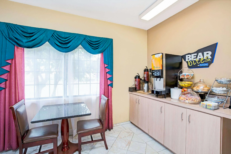 Food & Drinks 5, Travelodge by Wyndham Lynwood, Los Angeles