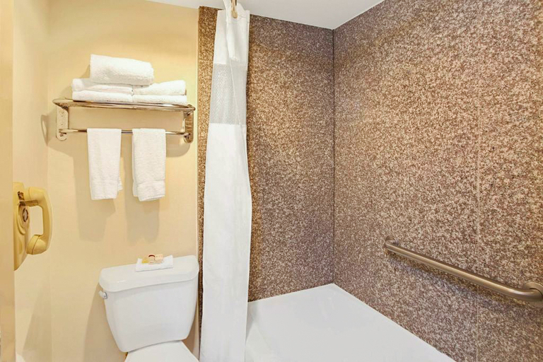 Bathroom 3, Ramada by Wyndham Pasadena, Los Angeles