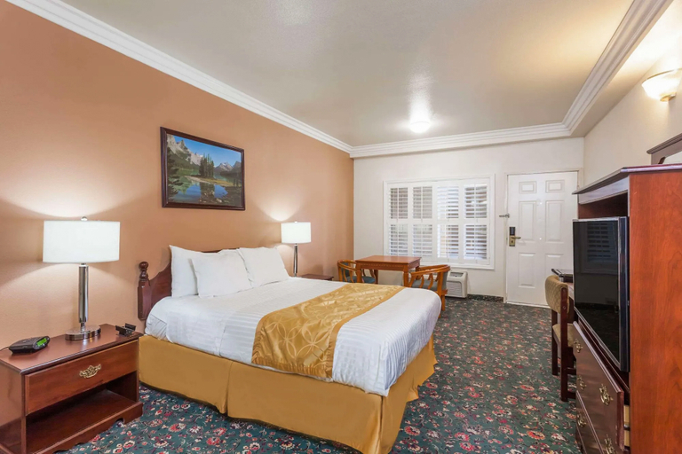 Bedroom 2, Days Inn & Suites by Wyndham South Gate, Los Angeles