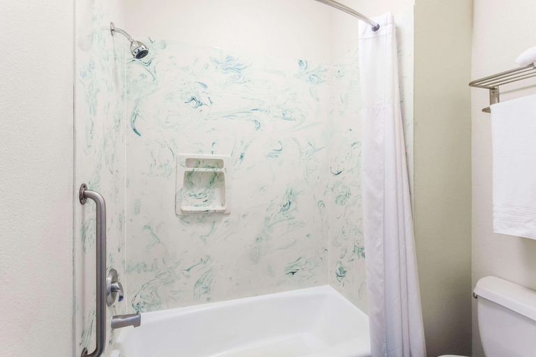Bathroom 3, Days Inn & Suites by Wyndham South Gate, Los Angeles
