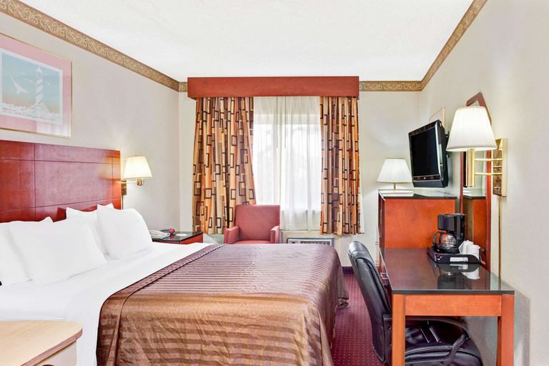Bedroom 2, Travelodge by Wyndham Burbank-Glendale, Los Angeles
