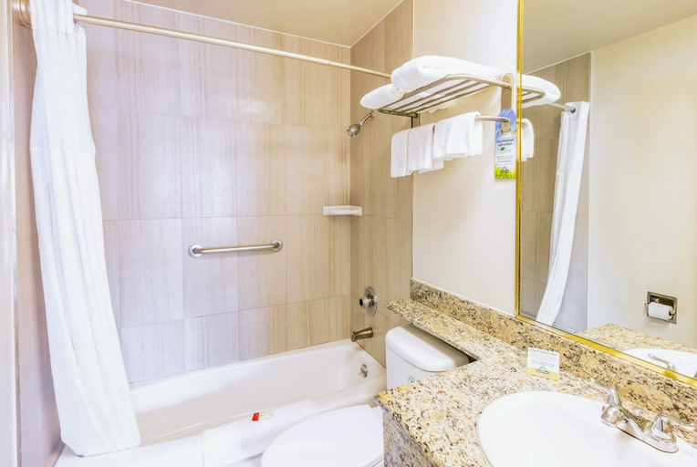 Bathroom 3, Days Inn by Wyndham Santa Monica, Los Angeles