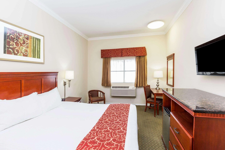 Bedroom 2, Days Inn by Wyndham Santa Monica, Los Angeles