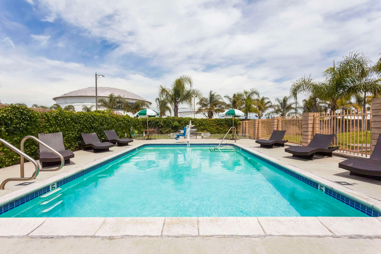 Sport & Beauty 4, Days Inn & Suites by Wyndham South Gate, Los Angeles