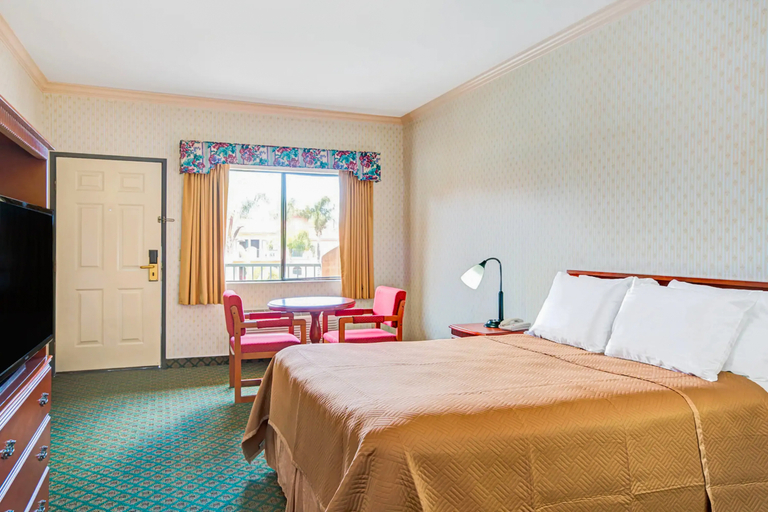 Bedroom 2, Travelodge by Wyndham Lynwood, Los Angeles