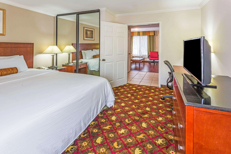 Bedroom 2, Howard Johnson by Wyndham Pasadena, Los Angeles