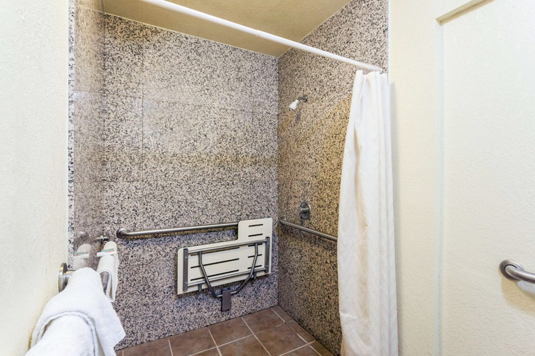 Bathroom 3, Travelodge by Wyndham Long Beach Convention Center, Los Angeles