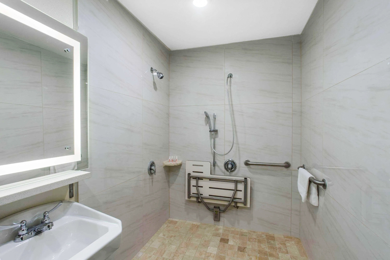 Bathroom 3, Ramada by Wyndham Culver City, Los Angeles