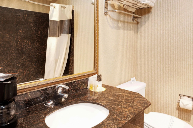 Bathroom 3, Days Inn & Suites by Wyndham Artesia, Los Angeles