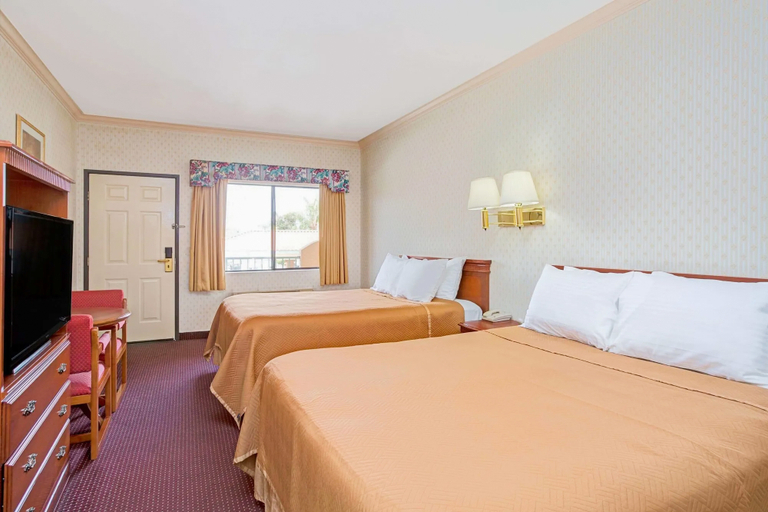 Bedroom 3, Travelodge by Wyndham Lynwood, Los Angeles
