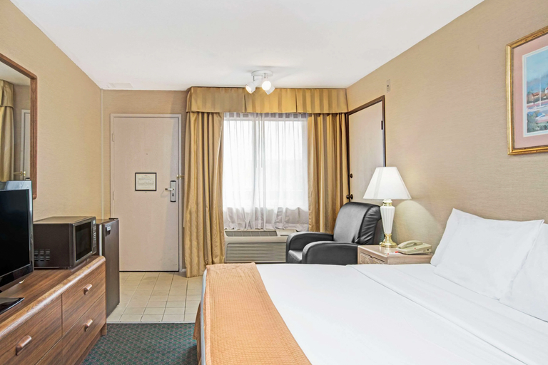 Bedroom 2, Howard Johnson by Wyndham Torrance, Los Angeles