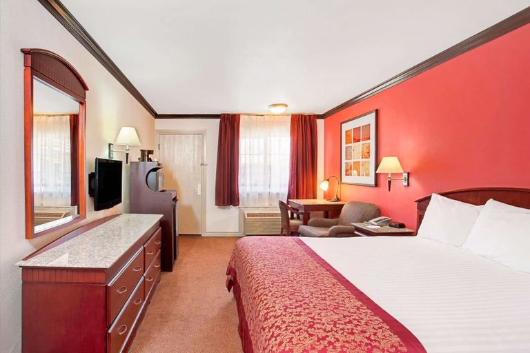 Bedroom 2, Ramada by Wyndham Pasadena, Los Angeles