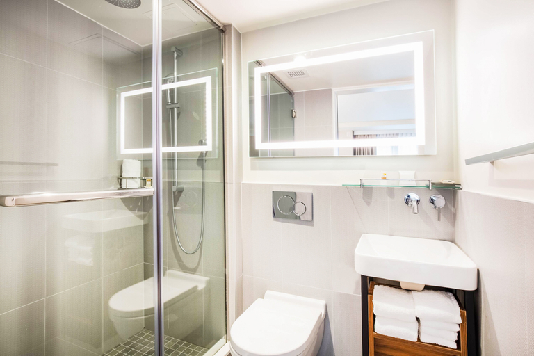 Bathroom 2, La Quinta Inn & Suites by Wyndham Times Square South, New York
