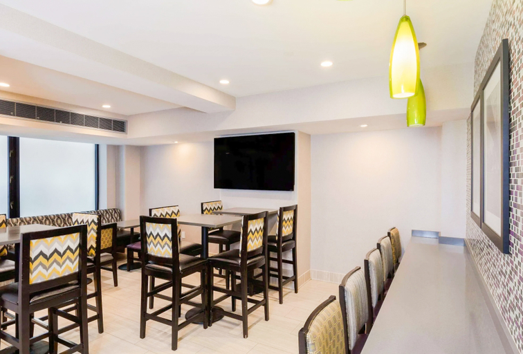 Dining Room, La Quinta Inn & Suites by Wyndham New York City Central Park, New York