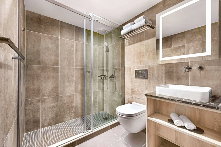 Bathroom 4, Wingate by Wyndham New York Midtown South/5th Ave, New York