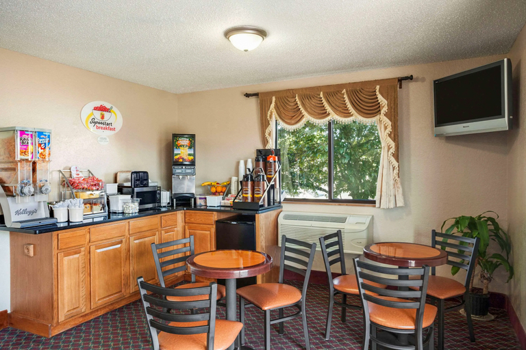 Dining Room, Quality Inn Oneida near Casino, Madison