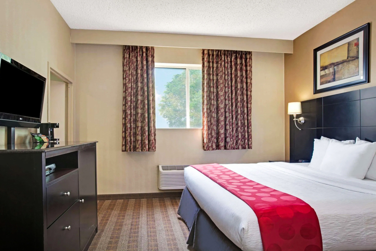 Bedroom 2, Ramada by Wyndham Bronx, New York