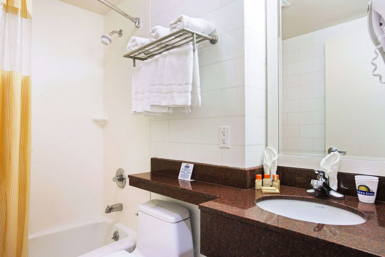 Bathroom 3, Days Inn by Wyndham Bronx Near Stadium, New York