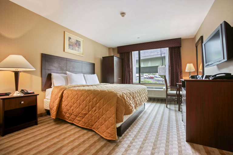 Bedroom 2, Days Inn by Wyndham Bronx Near Stadium, New York