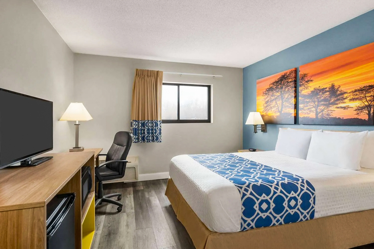 Bedroom 2, Days Inn by Wyndham Canastota/Syracuse, Madison