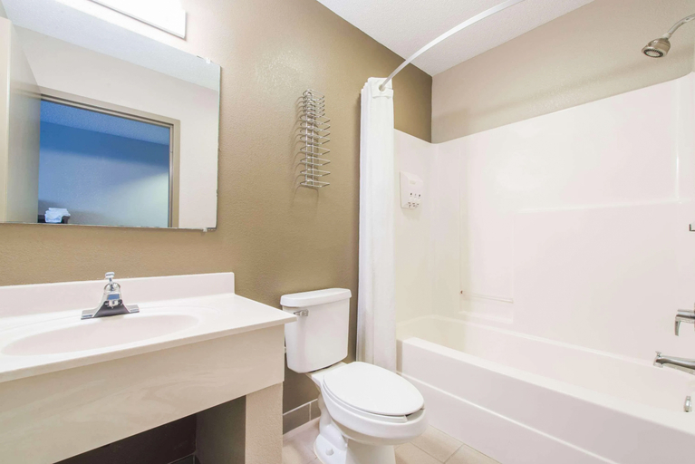 Bathroom 5, Super 8 by Wyndham Niagara Falls NY, Niagara