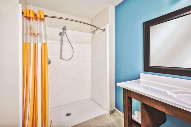 Bathroom 2, La Quinta Inn & Suites by Wyndham Niagara Falls, Niagara