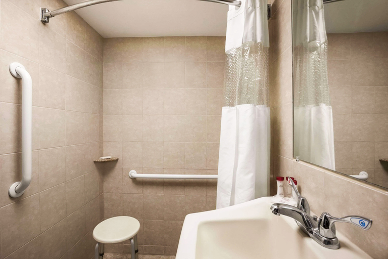 Bathroom 5, Ramada by Wyndham Rockville Centre, Nassau