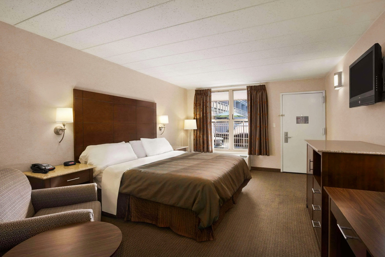 Bedroom 4, Ramada by Wyndham Rockville Centre, Nassau