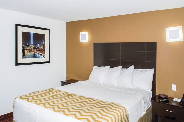 Bedroom 2, Travelodge by Wyndham Manhasset, Nassau