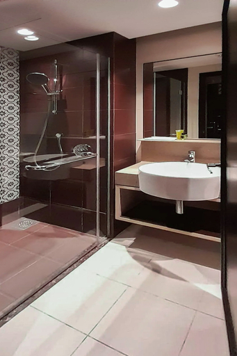 Bathroom 3, Lion Peak Hotel Hamilton (temporarily closed), Singapore