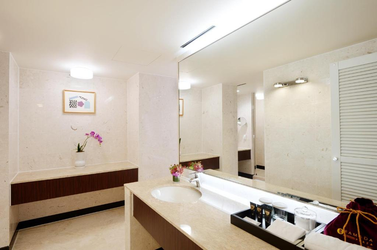 Bathroom, Ramada Plaza Jeju, Jeju