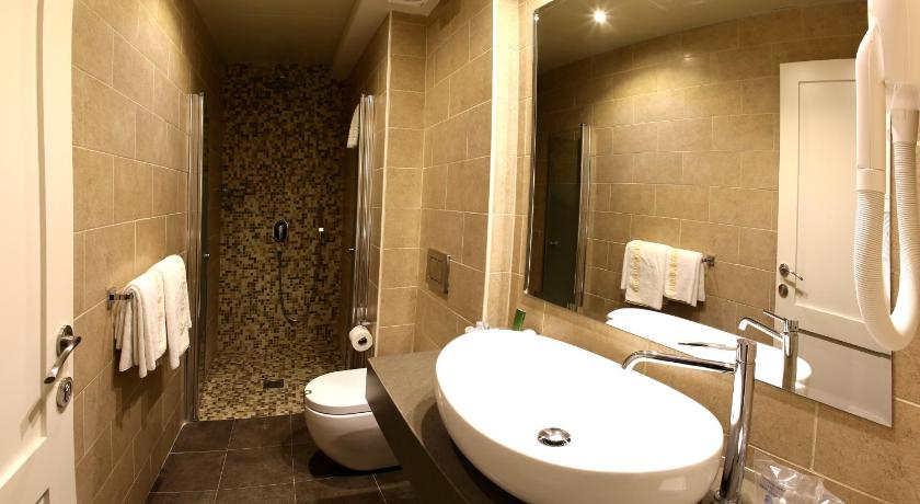 Bathroom 4, Notredame Guest House