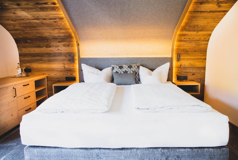 Bedroom 3, Hotel Alpenkonigin - ALPINE LUXURY, Landeck
