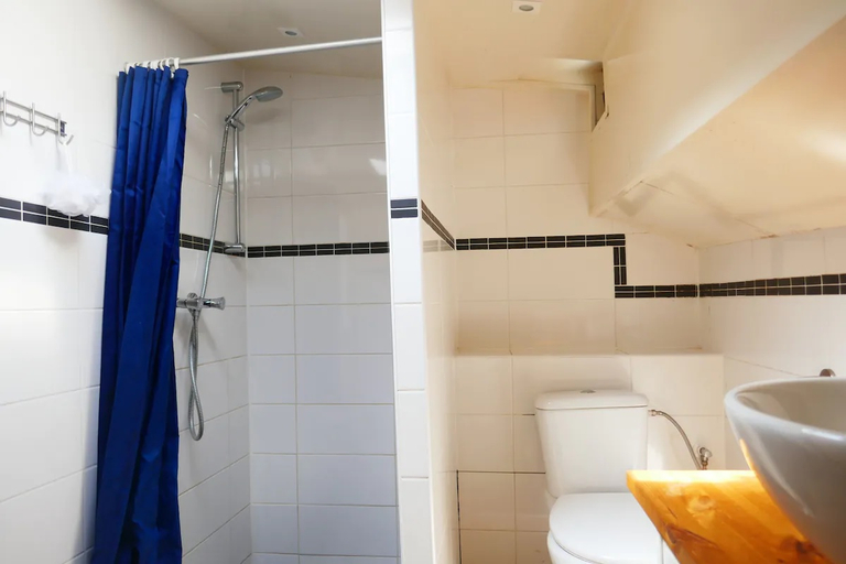 Bathroom, Boat Hotel SIX Rotterdam, Rotterdam