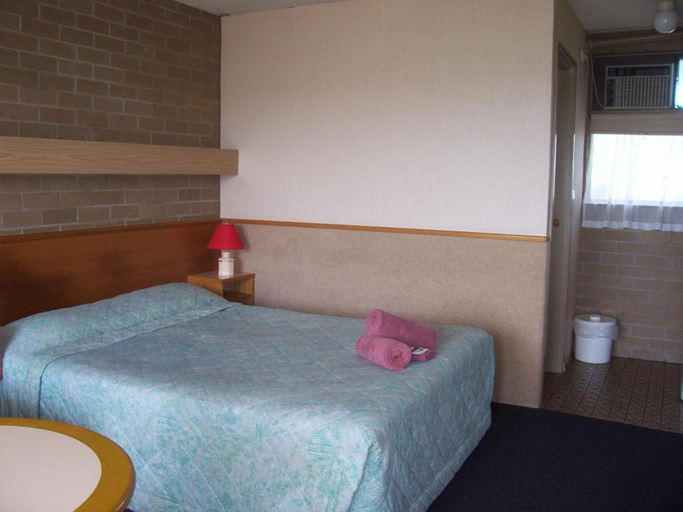 Bedroom, Town Centre Motor Inn, Bega Valley