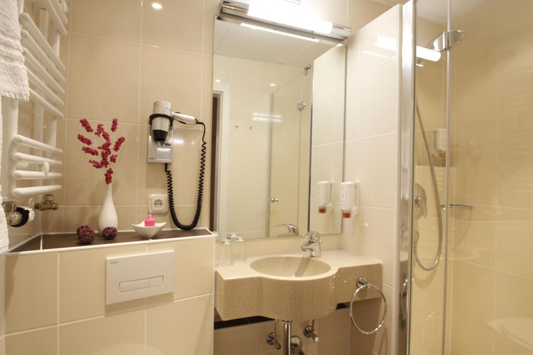 Bathroom, Hotel Kaiserhof, Lübeck